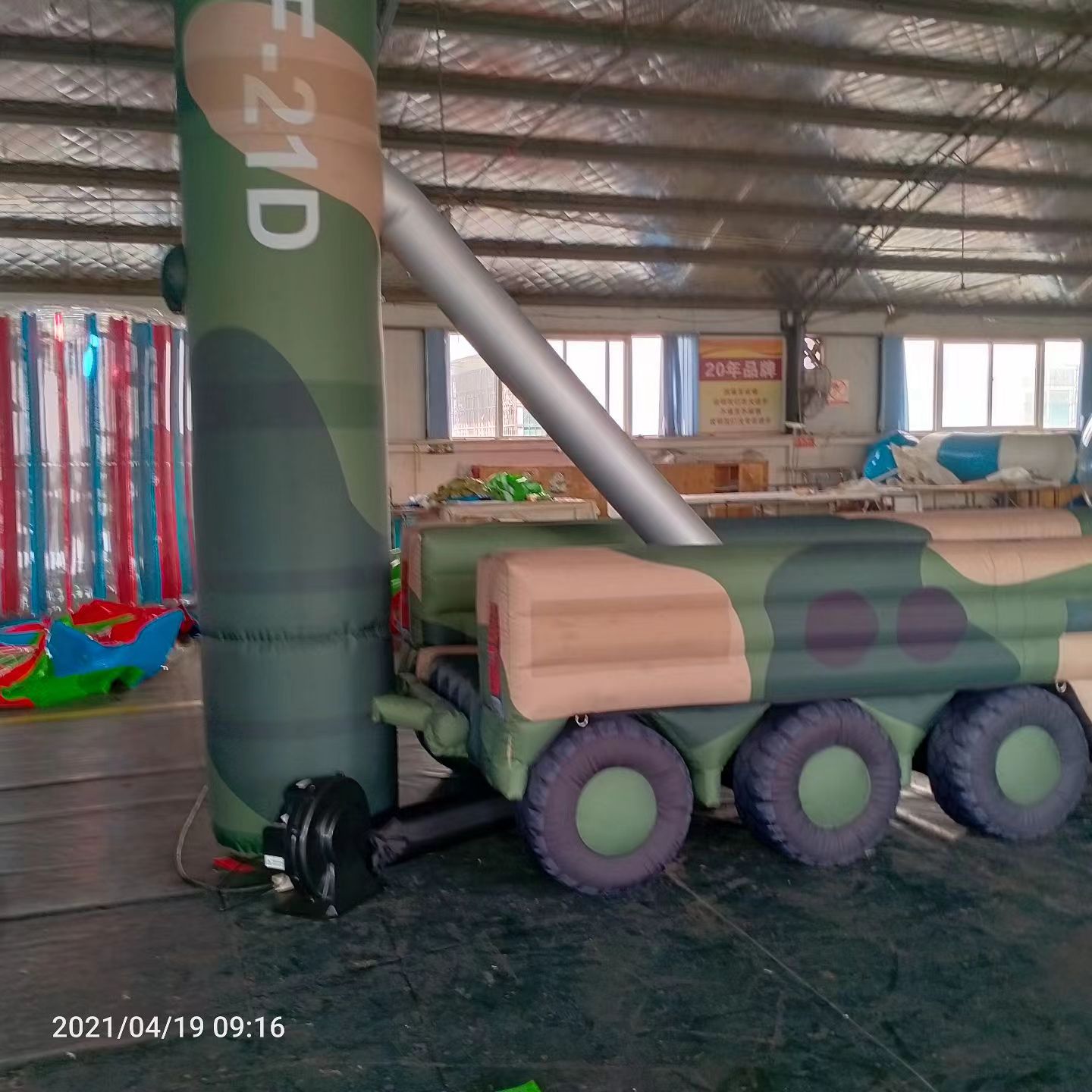 桂平军事演习中的充气目标车辆：模拟发射车雷达车坦克飞机